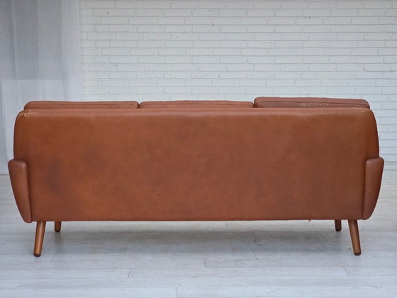 Image 1 of Dänisches 3-Sitzer-Sofa aus den 1970er Jahren, braunes Möbelleder mit Patina.