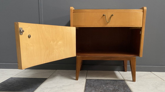 Image 1 of Mobile comodino in legno biondo con piano in vetro