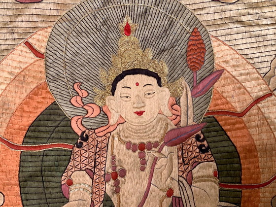 Hand-embroidered Buddhist Thangka - Silk & Gold Thread Framed – Wall decoration, Textile (photo 5 of 13)