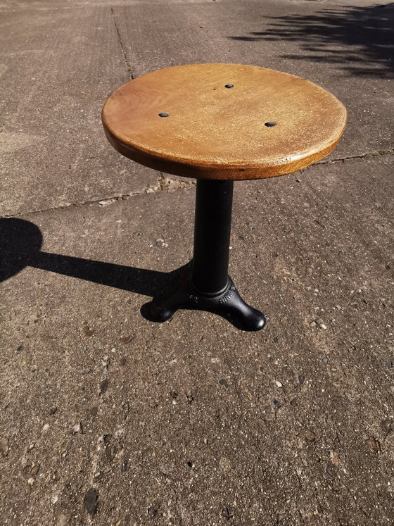 Antieke Singer naaimachine driepoot kruk met ronde gietijzeren zitting – Krukjes, Cast Iron, Wood (photo 9 of 13)