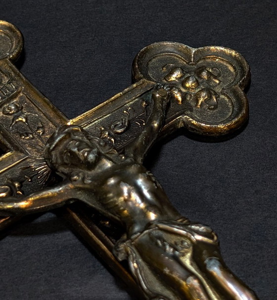 Crocifisso antico in bronzo – Cristo in rilievo – Croce decorata, XIX secolo – Oggetti decorativi, Bronze (photo 3 of 8)
