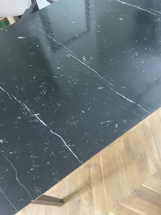 Mesa de comedor de mármol blanco y negro de 240 x 90 cm.
