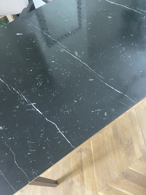 Image 1 of Mesa de comedor de mármol blanco y negro de 240 x 90 cm.