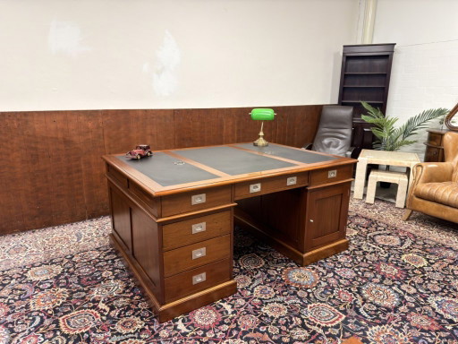 Großer Klassischer Englischer Chesterfield Schreibtisch Partnerdesk – bureau, Leather, Metal