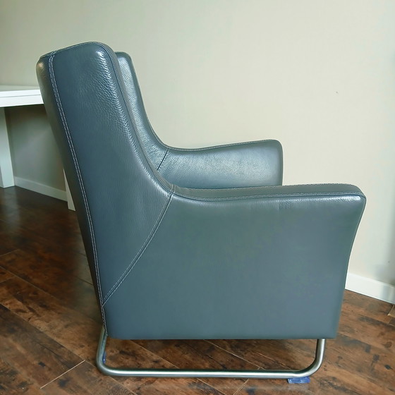 Image 1 of Eleganter anthrazitfarbener Ledersessel „Mace“ von Mammouth, erhältlich bei maxfurn