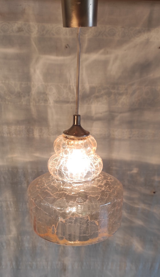 Image 1 of Suspension style scandinave en verre ambré et craquelé - années 60/70
