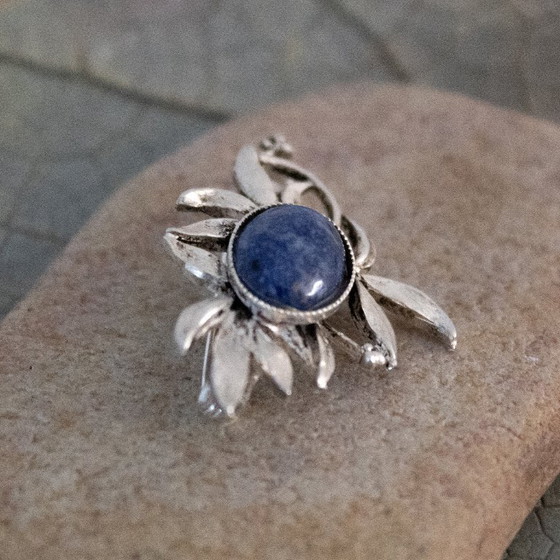Image 1 of Broche vintage en forme de feuille argentée avec cabochon de lapis-lazuli