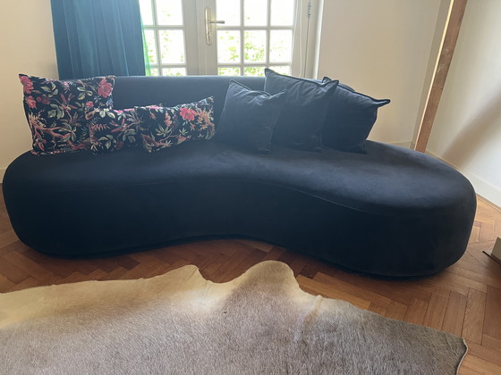 Image 1 of Zwarte velours gebogen sofa
