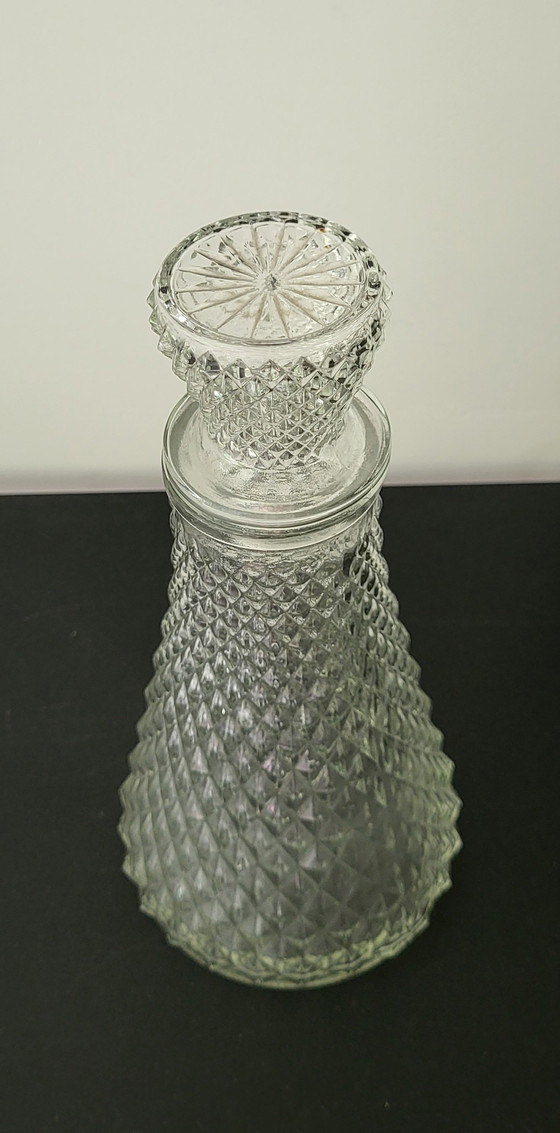 Image 1 of Carafe en verre vintage avec un motif gaufré sophistiqué.
