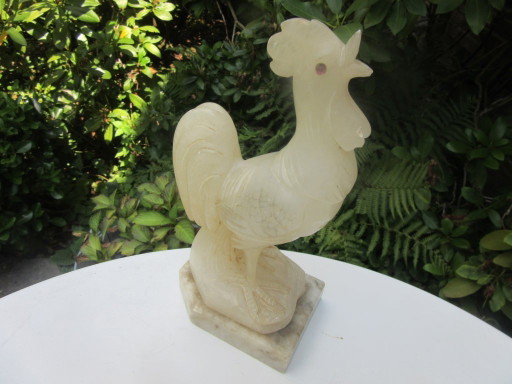 Figurine de coq cockrill sur piédestal, réalisée à la main en onyx blanc translucide ou en albâtre.