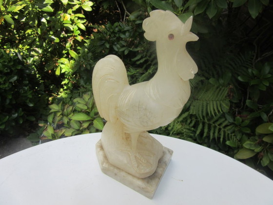 Image 1 of Figurine de coq cockrill fabriquée à la main en onyx blanc translucide ou en albâtre