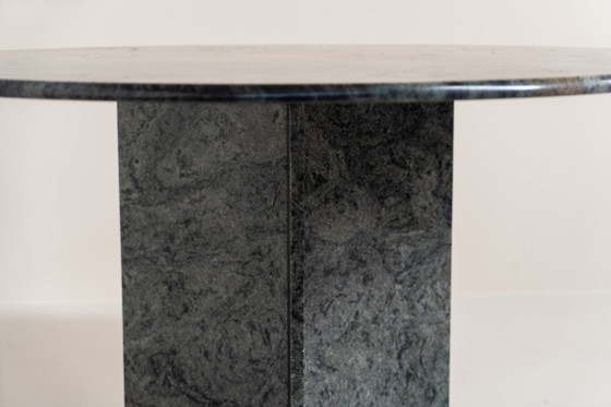 Striking dining table in solid Juparana Granite (Italy, 1970s). – Stone, Vintage (photo 9 of 15)