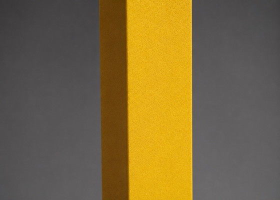 Image 1 of Cornice — Scultura luminosa da pavimento minimalista in giallo opaco