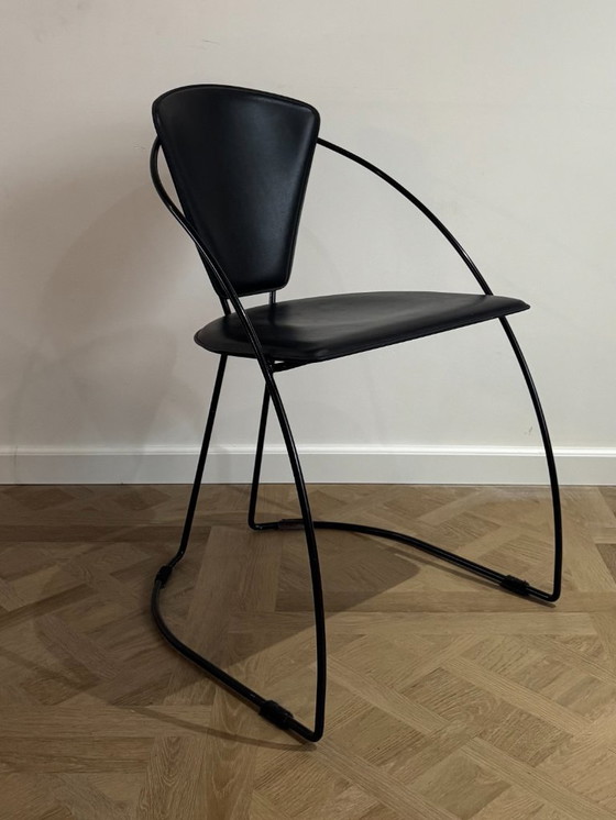 Image 1 of Set van 6 moderne Italiaanse stoelen van zwart metaal en leer, jaren 80