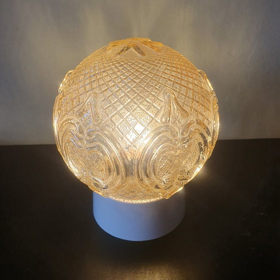 Lampadario vintage di grandi dimensioni color ambra con motivo a rilievo. – Massive, Plafoniere, Plastic (photo 8 of 11)