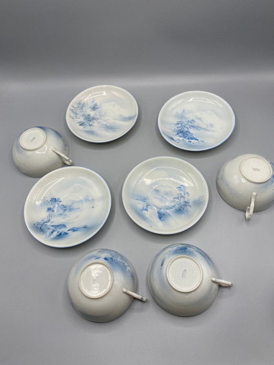 Ensemble de quatre tasses et soucoupes en porcelaine japonaise – paysage bleu et blanc – ère Meiji (photo 3 of 8)