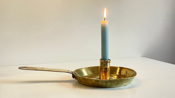 Image 1 of Antiker, niedriger Kerzenleuchter aus massivem Messing