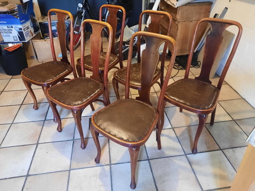 6 100 Jahre alte originale Thonet-Stühle