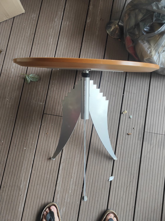 Image 1 of Tavolino di design con piano girevole e struttura in metallo