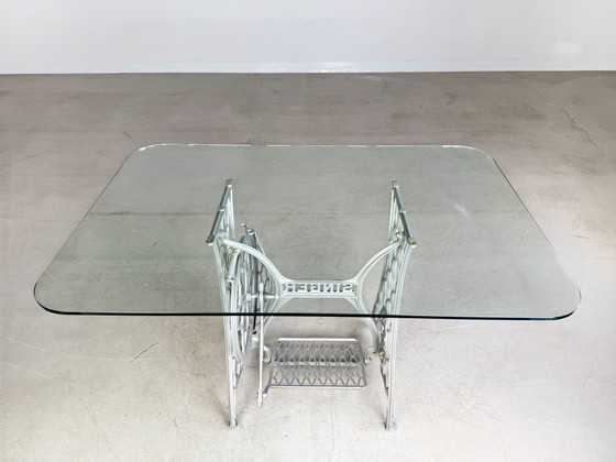 Image 1 of Midcentury eettafel glazen tafel Singer naaimachines gietijzer uniek stuk