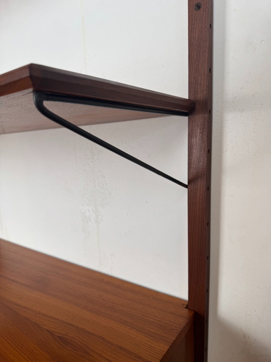Image 1 of Deens teakhouten wandsysteem – minimalistisch modulair ontwerp