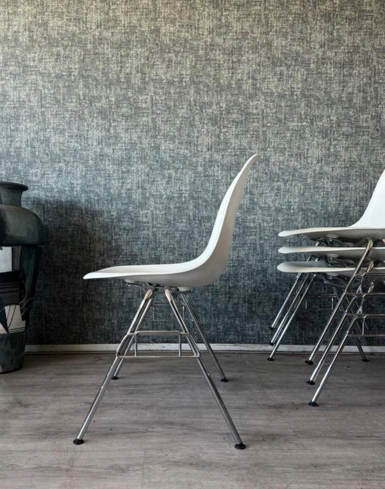Image 1 of 4 Vitra Eames Plastic Side Chairs RE DSS, entworfen von Charles & Ray Eames für Vitra