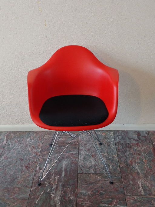 2 x poltrona in plastica Vitra Eames DAR