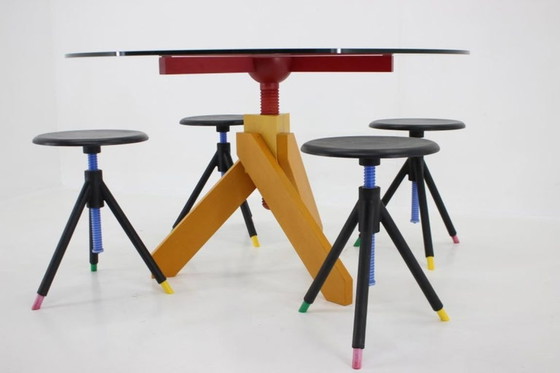 Image 1 of Italiaanse postmoderne verstelbare eettafel met schroefpoten en vier krukken in de stijl van Vico Magistretti, jaren 70.