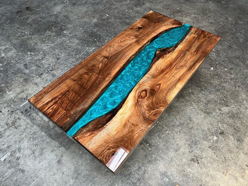 Vente en salle d'exposition ! Table rivière en époxy noyer