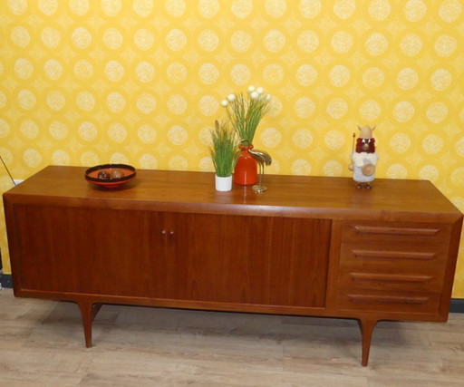 Credenza in teak di Ib Kofod-Larsen per Faarup Møbelfabrik Divisorio per ambienti indipendente del 1960 Porte a tamburo