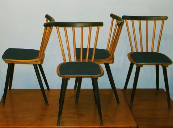 Set van 4 eetkamerstoelen in mid-century stijl met uitlopende poten en marineblauwe zittingen. – Textile (photo 8 of 11)