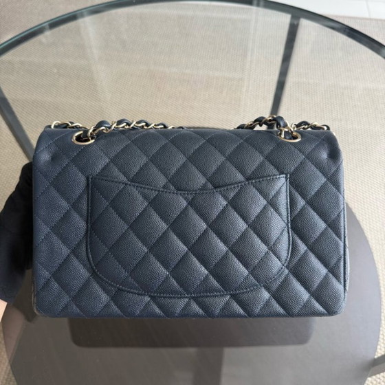 Image 1 of Borsa Chanel Classic Flap Medium - Caviar 25CM trapuntata blu scuro, finiture oro chiaro, serie 26