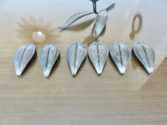 Set di 6 posacenere a forma di fiore, in bronzo argentato, Francia, circa 1960 o 1970 – Oggetti decorativi (photo 6 of 16)