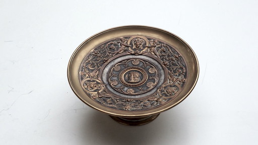 Bronze bowl decorated with cherubs, diameter 20 cm, height 9 cm