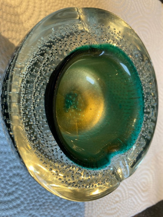 Image 1 of Kleuren van een pauw - Murano Italië - Sommerso Bullicante - Asbak - Vintage 1960