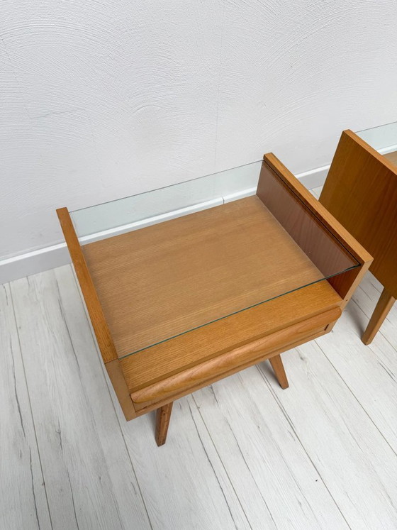 Image 1 of Coppia di comodini vintage di metà secolo in noce con ripiani in vetro, anni '60