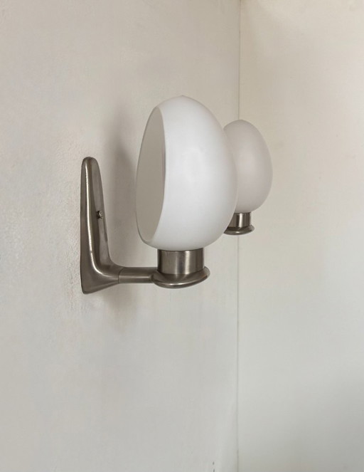 Coppia di applique vintage, metallo cromato e vetro satinato, Francia, 1970