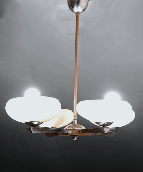 Image 1 of Lámpara de araña NAPAKO de la década de 1940 | Cristal opalino rosa, madera y cobre