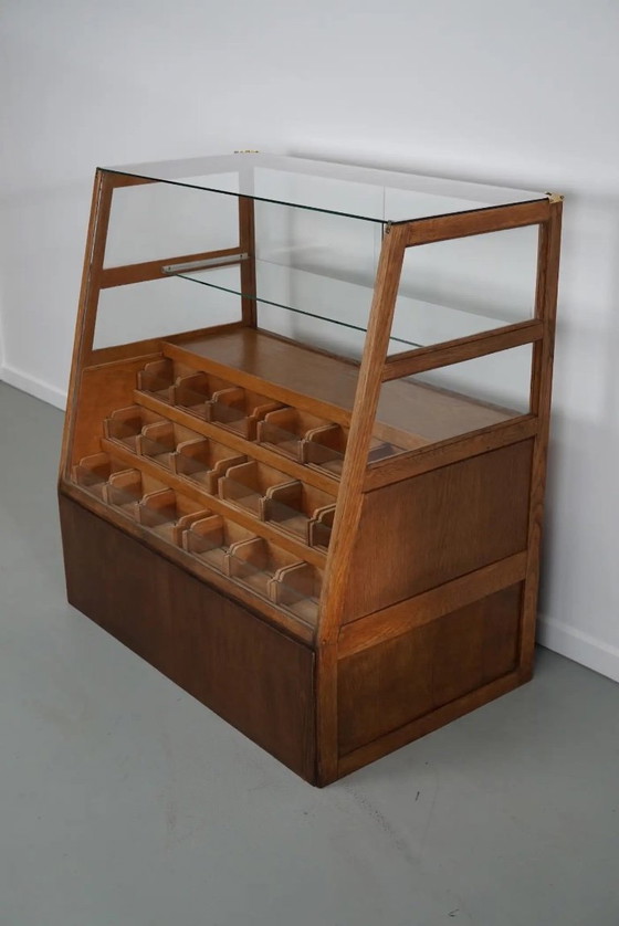 Image 1 of Antieke Spaanse fourniturenkast / winkeltoonbank in beuken- en eikenhout, jaren 1950