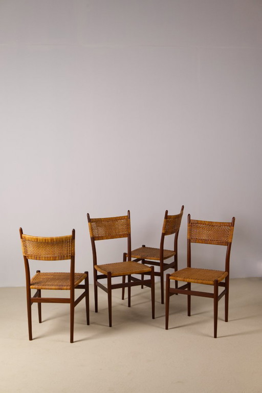 Set van 4 Italiaanse eetkamerstoelen van teakhout en rotan.