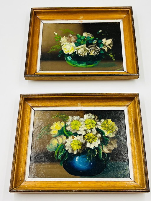 Paire de petites huiles florales vintage encadrées
