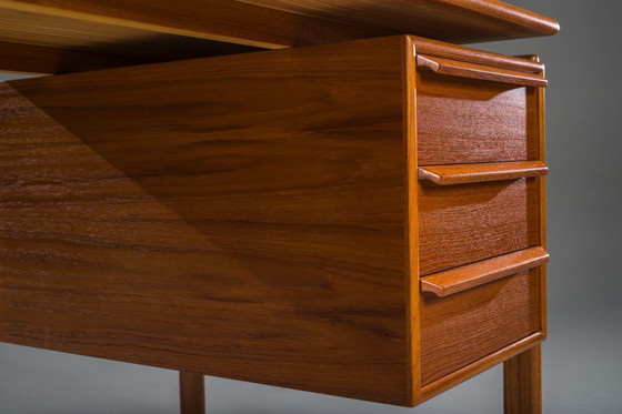 Image 1 of  Mid Century Modern Freistehender Teakholz-Schreibtisch von GV Møbler, 1960er Jahre