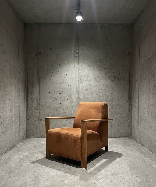 Sillón Montel de estilo moderno en terciopelo rosa anaranjado con reposabrazos color teca.