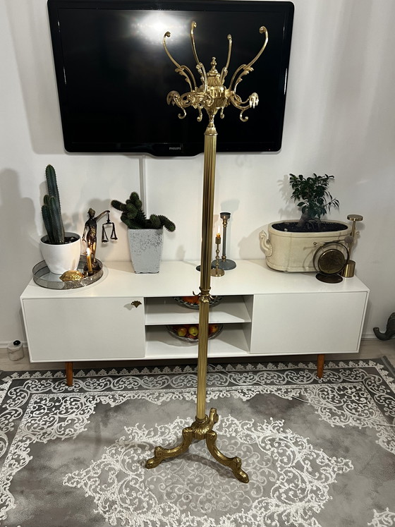 Image 1 of Armario Art Nouveau Hollywood Regency con perchero giratorio de latón dorado