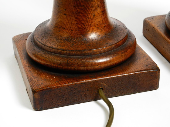 Image 1 of Pareja de grandes lámparas de sobremesa "Piña" de madera de pino teñida, muy decorativas, de estilo Mid Century Modern.