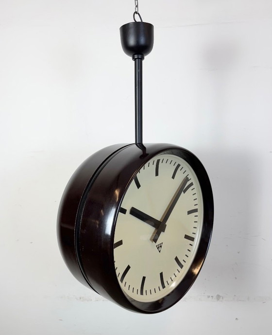 Image 1 of Grote industriële bakelieten dubbelzijdige fabrieksklok van Pragotron, jaren 50