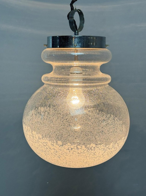 Grande suspension design, verre blanc à motif moucheté et structure chromée, années 1960 – Lampes, Glass (photo 8 of 9)