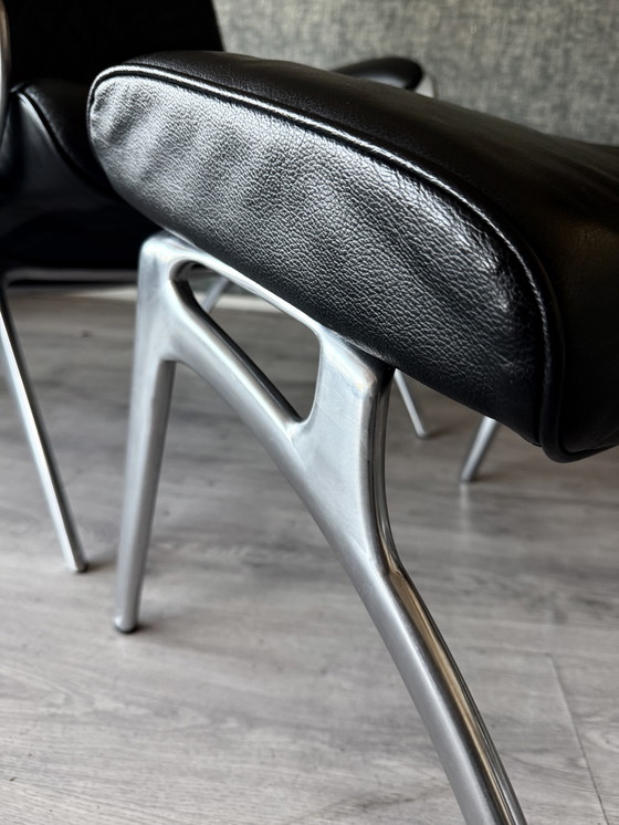 Image 1 of Poltrona lounge James Stressless con poggiapiedi in pelle nera e alluminio