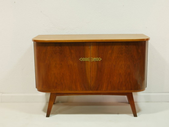 Image 1 of Credenza vintage anni '60, stile moderno di metà secolo, impiallacciatura di noce, cassettiera con chiave, Germania.