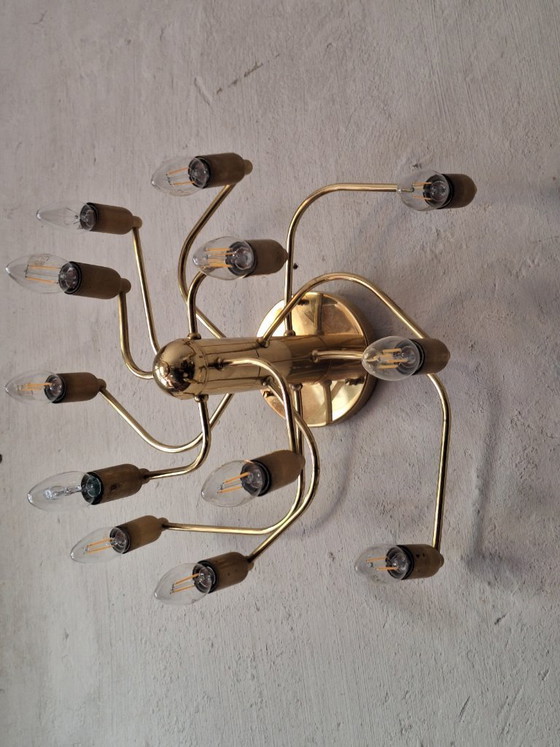 Image 1 of Lustre en laiton à trois niveaux en spirale, style moderne du milieu du siècle, avec 12 lumières, années 1960